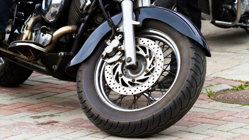 Моторист е с опасност за живота след катастрофа на столичния бул. „България“