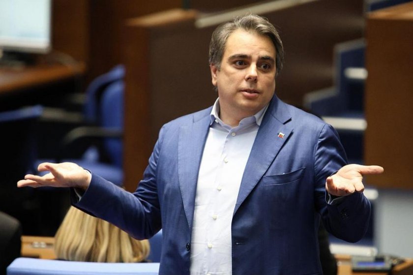 Лидерът на ПП Асен Василев реши да отговори задочно на