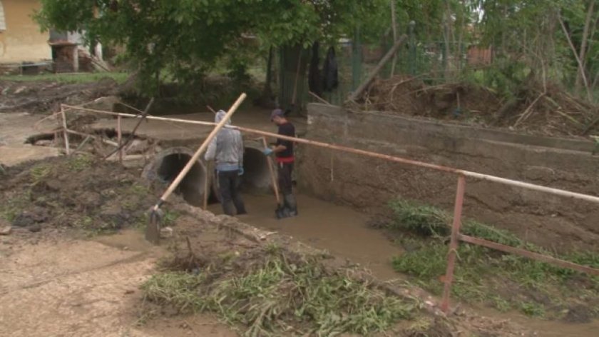 Затворници разчистват дерета във Варненско