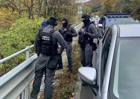 ГДБОП хвана двама, разпространявали дрога (Снимки)