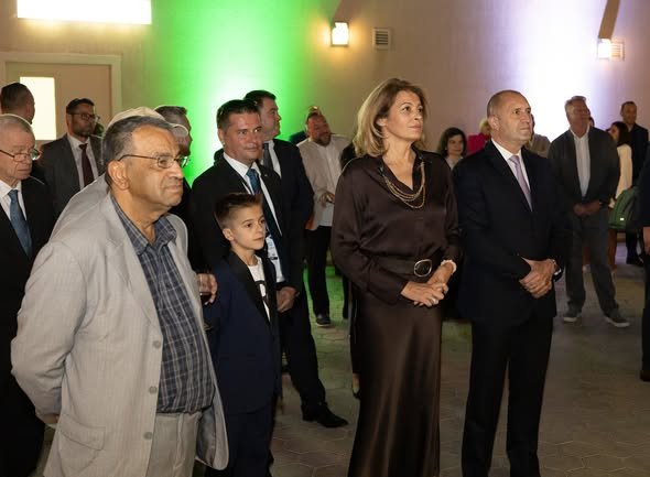 Президентската двойка Румен и Десислава Радеви в момента е в