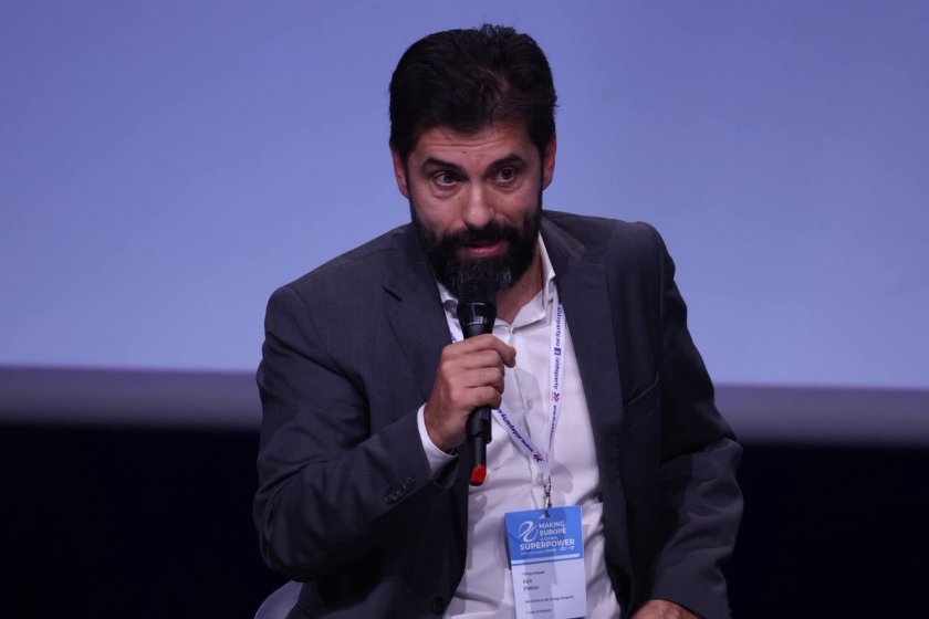 Бившият премиер Кирил Петков е летял до Брюксел, за да