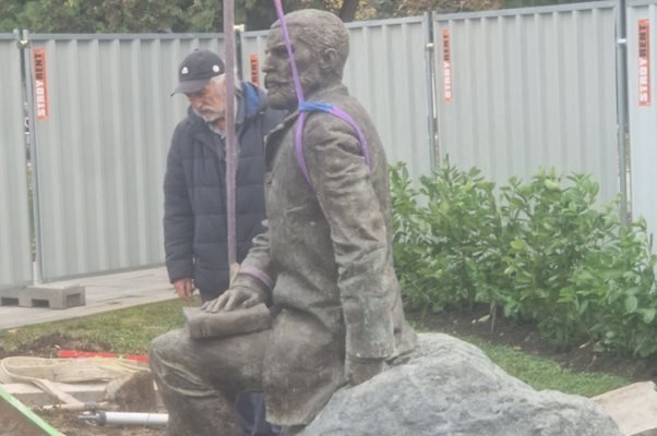 Издигат паметник на Захари Стоянов срещу северния вход на парламента 