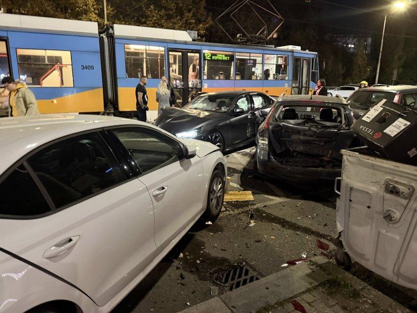 Адско меле на столичния булевард "Витоша", пиян помете 6 коли (СНИМКИ)