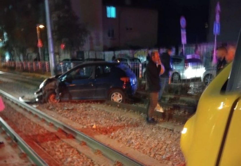 Шофьор катастрофира на трамвайните релси до „Пирогов“