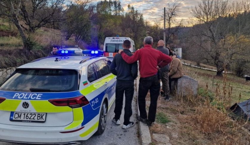 Камион с дърва се вряза в каменна ограда, шофьорът загина на място