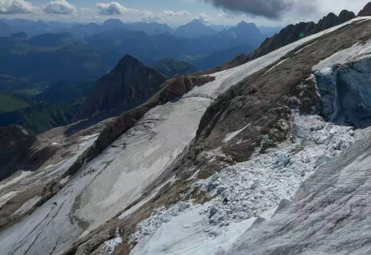 Лавина затрупа германски алпинисти в Италианските Алпи