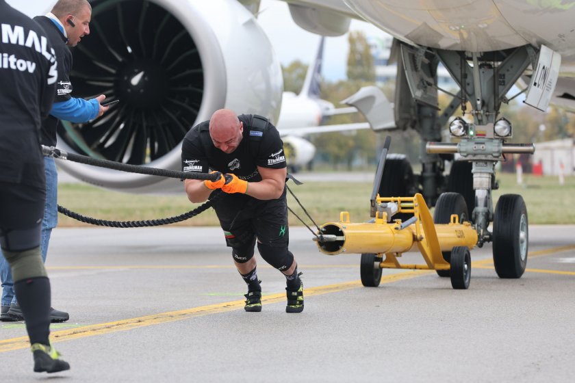 Двама българи издърпаха 40-тонен самолет