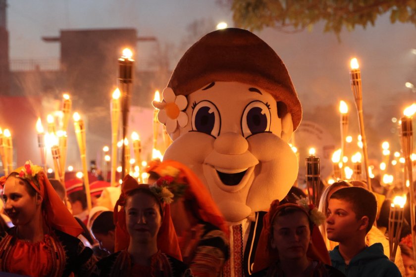 След като забрани Хелоуин: Кметът на Елин Пелин организира грандиозно шествие за Деня на будителите