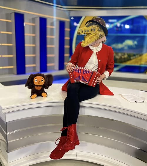 Флора на Копейкин се маскира на Крокодила Гена за Хелоуин