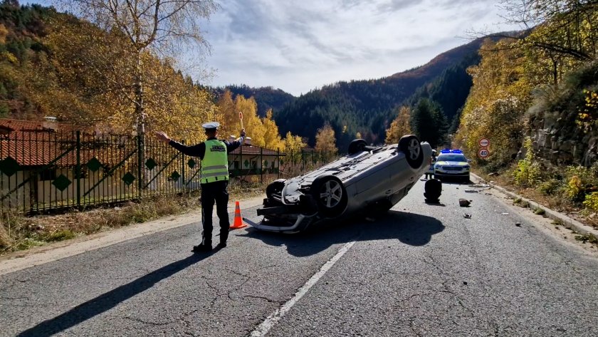 Кола се обърна по таван край Смолян, ранени са майка и 3-годишното ѝ дете (СНИМКИ)