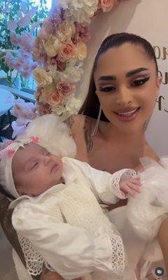 Погача на дъщеричката си Даная направи скандалната Мис Силикон Катрин