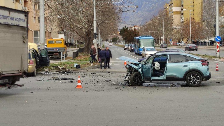 Катастрофа в Сливен прати двама в болница