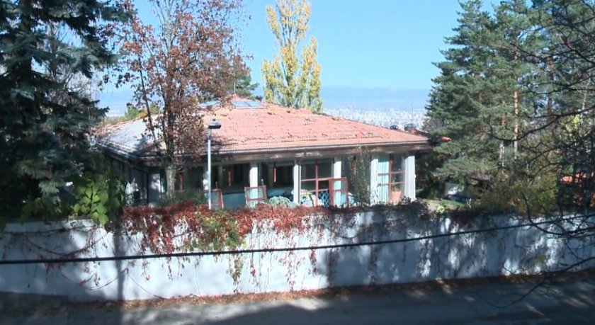 Багер руши бившия сарай на Доган в Бояна (СНИМКИ)