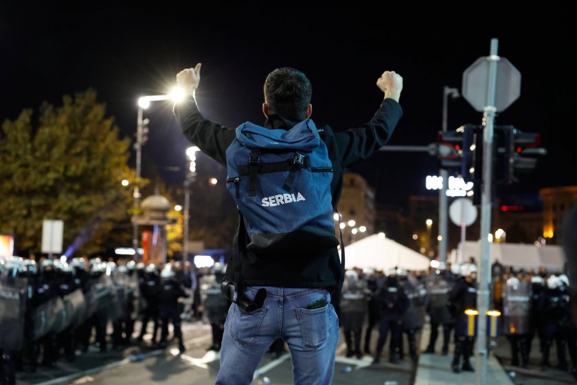 Протестиращи и привърженици на Вучич и управляващите в Сърбия се