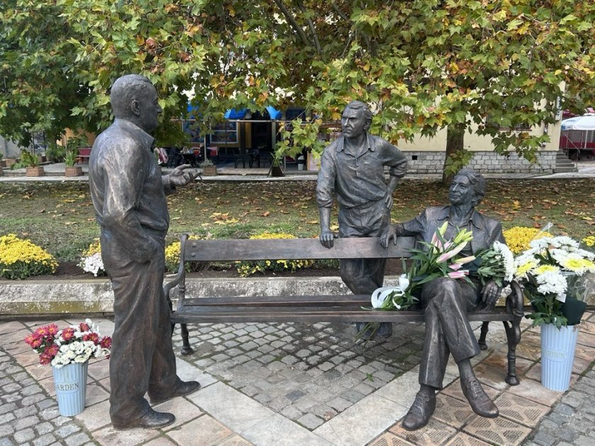 В Левски откриха скулптурната композиция в чест на Георги Парцалев, Григор Вачков и Дончо Цончев 