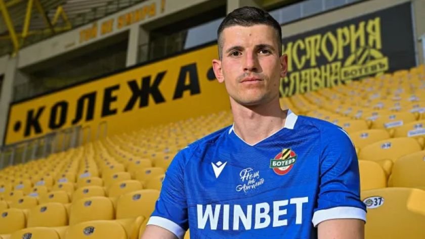 Безумие на терена: Удариха с бутилка по главата вратаря на Ботев, прекратиха дербито