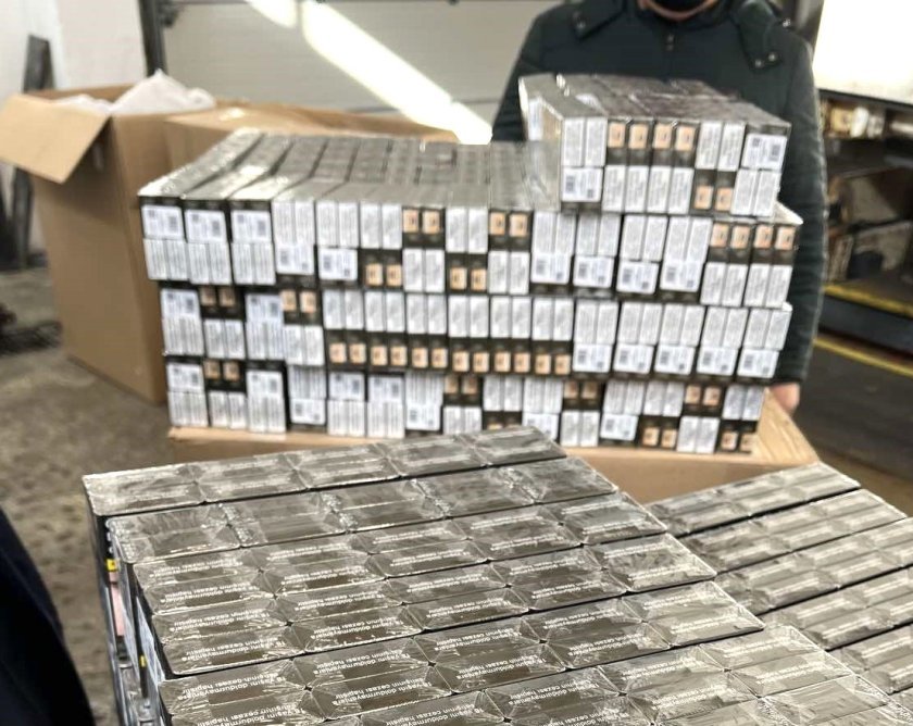 Голям удар на полицията: Заловиха над 70 000 къса цигари без бандерол в Доброславци