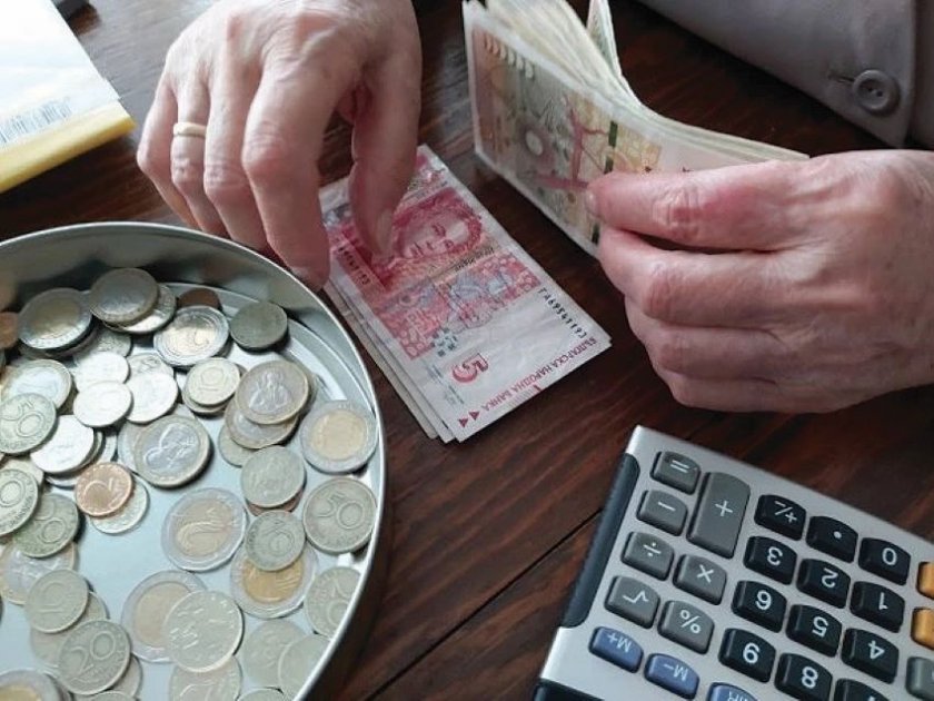 Всеки осигурен в универсален фонд има средно по 8128 лева