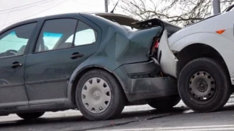 Шофьор на лек автомобил се е блъснал в паркирани коли в