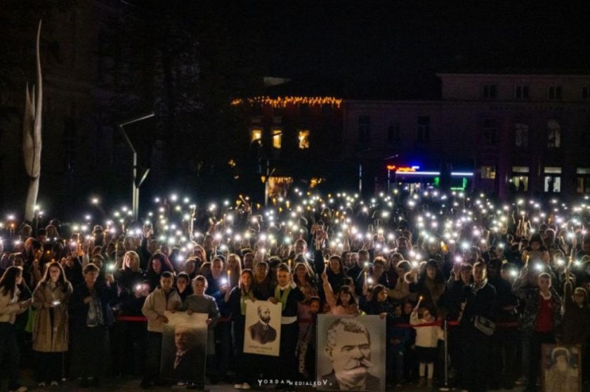 Факелно шествие озари Враца в навечерието на Деня на народните будители