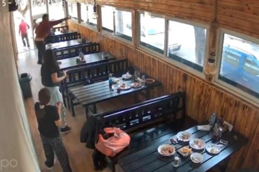 Психично болен потроши заведение в столичен квартал (ВИДЕО)