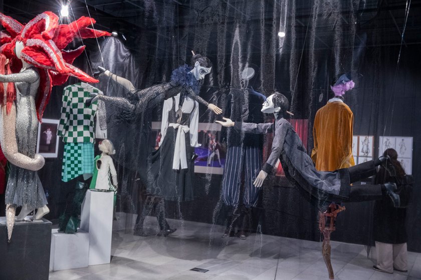 Впечатляващи театрални костюми "дефилират" на "Шипка" 6 (ФОТО)