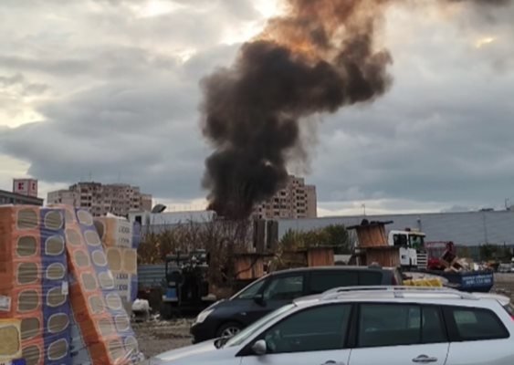 Пожар бушува в "Банишора"