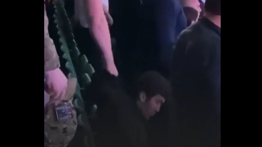 Принудиха зрител на MMA боеве в Москва да стане прав на химна (ВИДЕО)