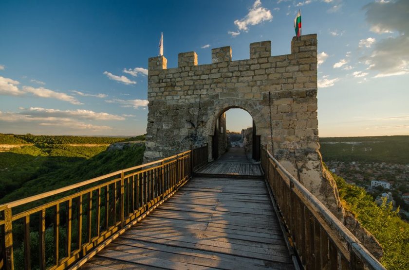 Млад мъж загина на място след падане от крепостта "Овеч"