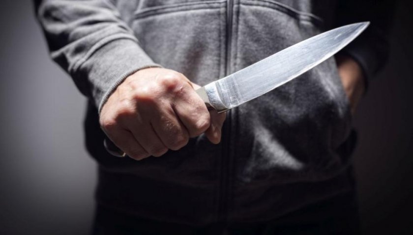 Бандит наръга служител в заложна къща