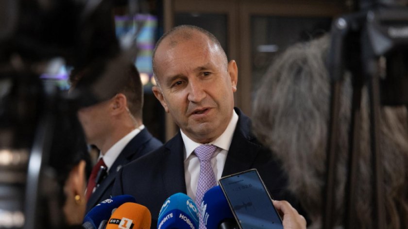 Румен Радев награждава Мария Петрова