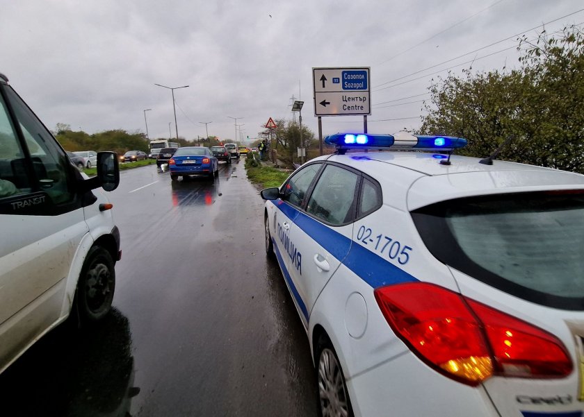 24-годишен шофьор е в болница, след като заспа зад волана и се удари в автобус