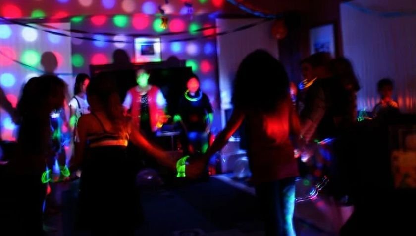 Хванаха 8 тинейджъри без придружител в дискотека в Самоков