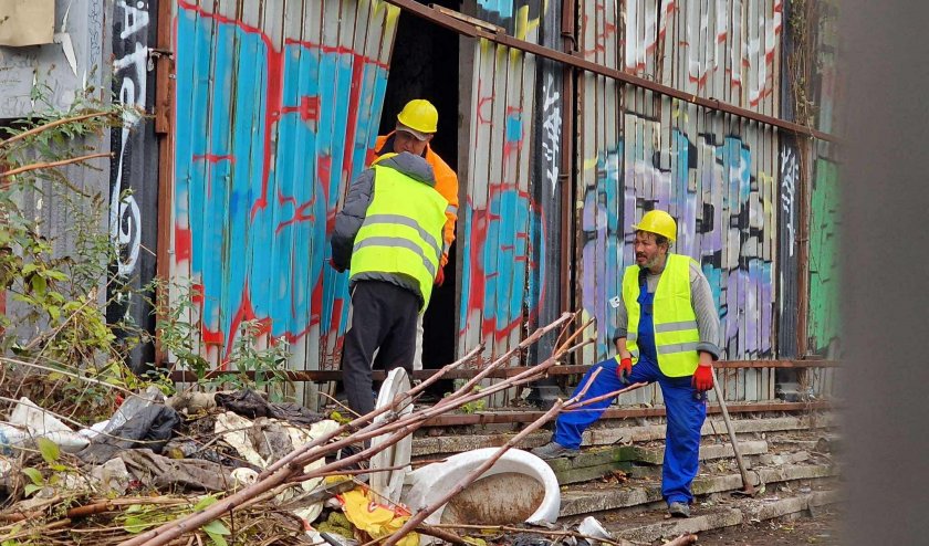 Строителна бригада в запустялата и рушаща се сграда на култовата