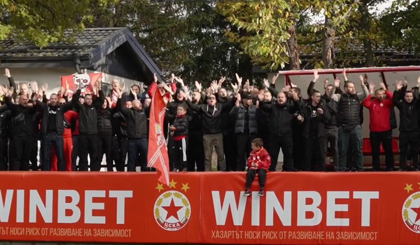 Мощно: "Червените" фенове надъхаха ЦСКА! (ВИДЕО)