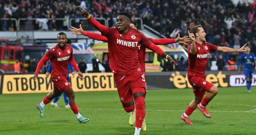 ЦСКА удари Левски с 1:0, съдията спести червени картони