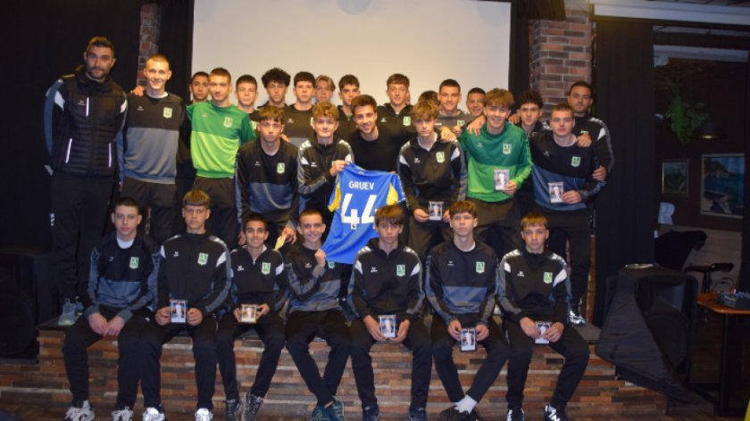 Илия Груев изненада и зарадва хлапета