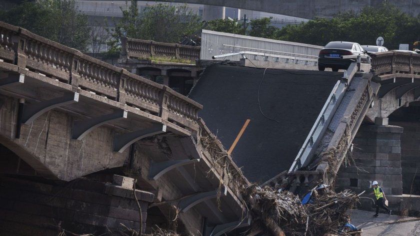 Срути се нов мост в провинция Съчуан в Китай