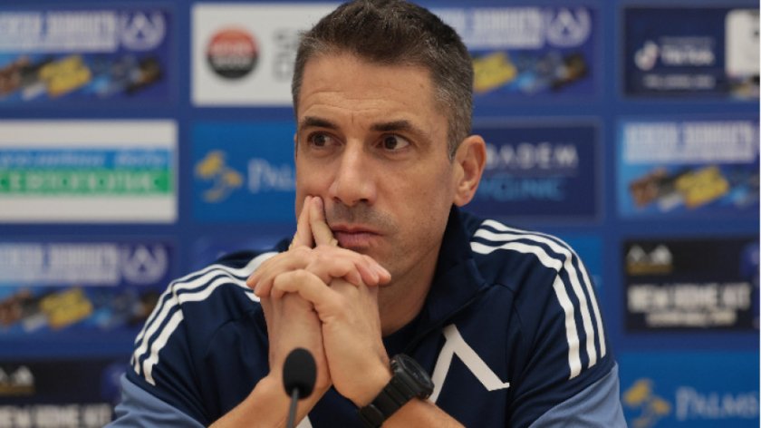 Хулио Веласкес подписа преди месец нов договор с Левски, който