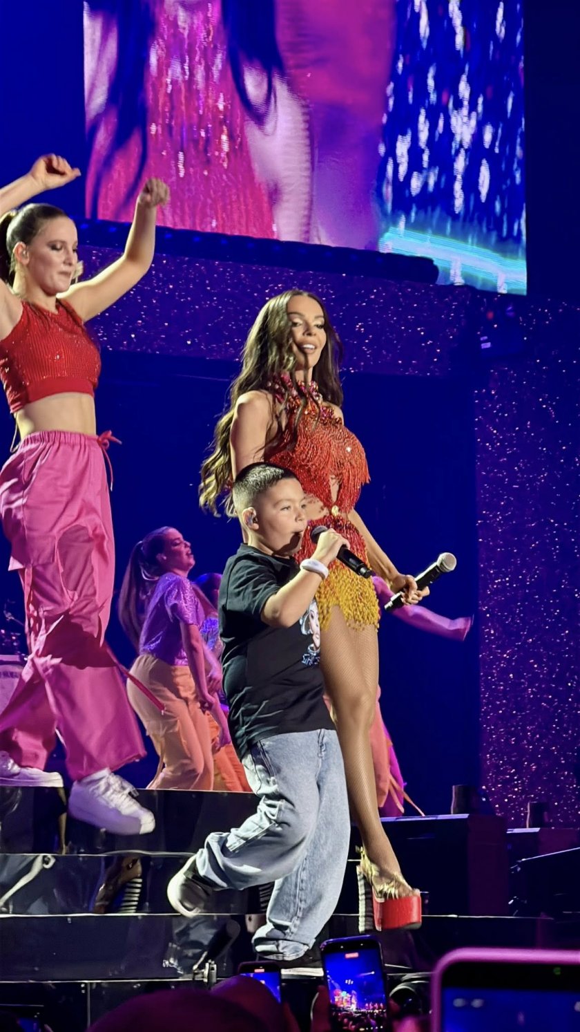 Синът на Галена падна от сцената, но взриви 15 000 с „Хавана тропикана“ (ХИТ ВИДЕО)