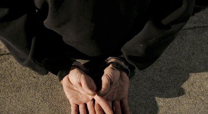 Двама полицаи са задържани при спецакция в КАТ- Велико Търново