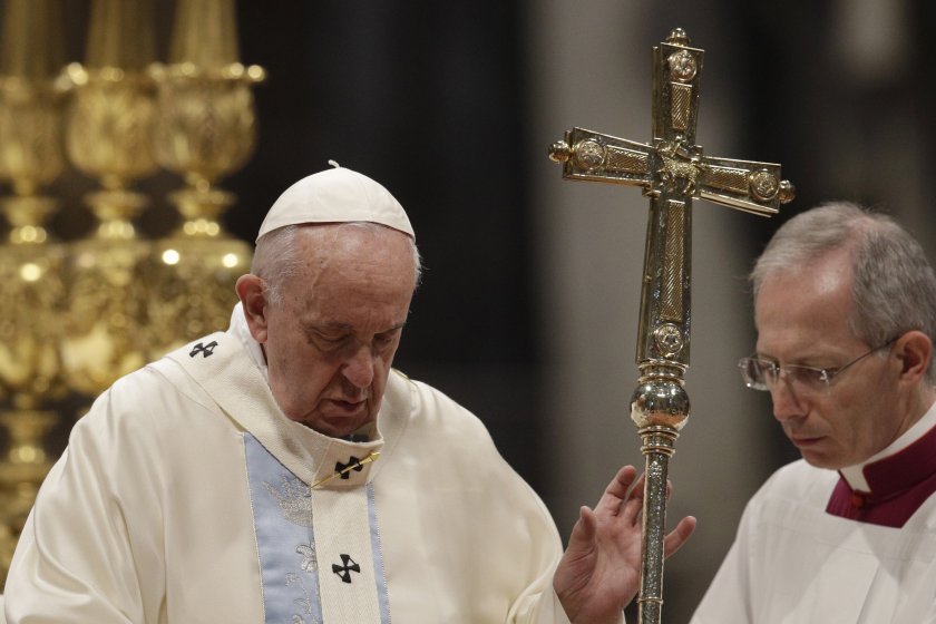 Новогодишен скандал: Папата удари жена, после се извини! (ВИДЕО)