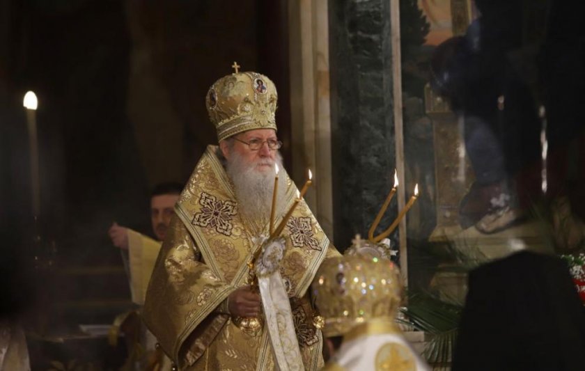 Патриарх Неофит се моли за народа 