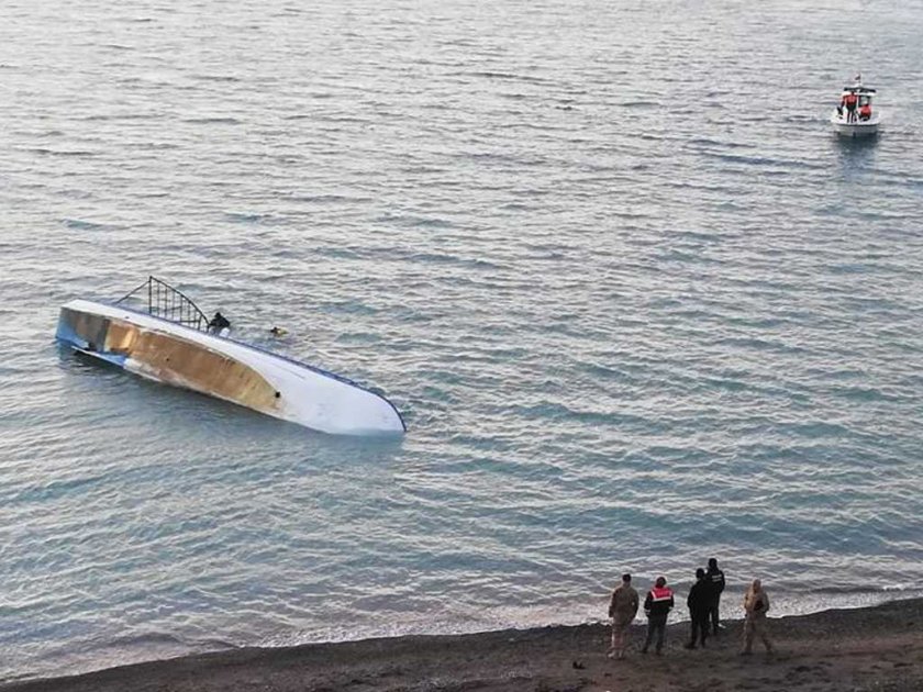Лодка с мигранти потъна край бреговете на Турция