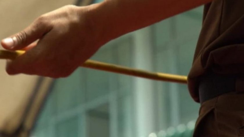 Син преби майка си с дървена пръчка