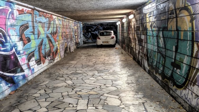 Криза за паркоместа? Автомобил паркира във варненски подлез