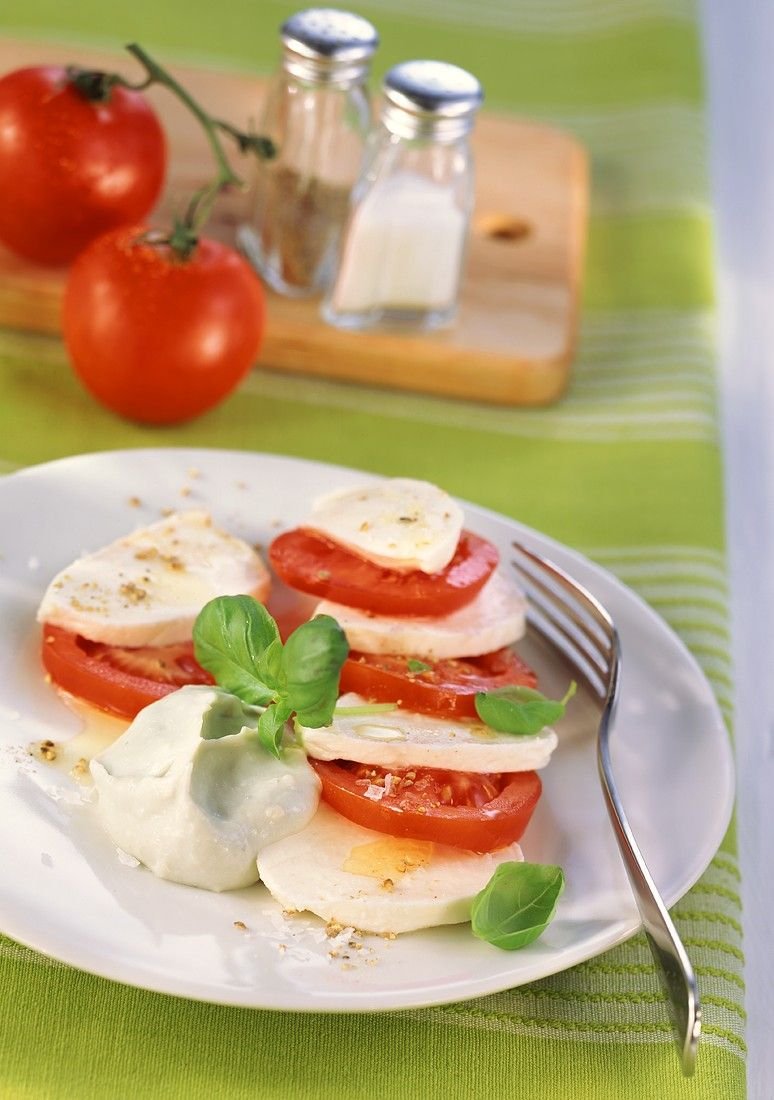 Капрезе с моцарела и синьо сирене