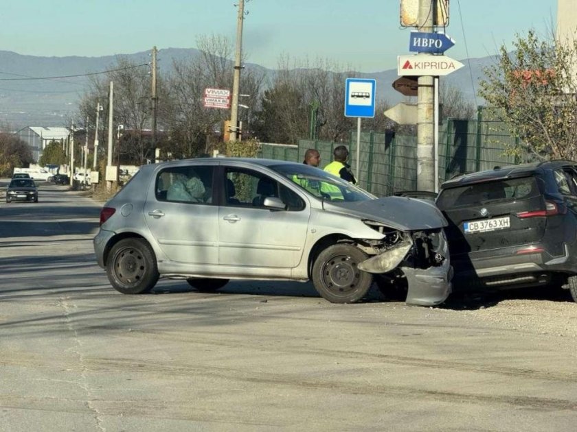 Внимание: Катастрофа в село Лозен затруднява движението