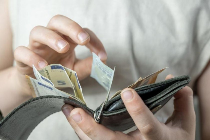 Дете задигна пари от баба си в Етрополе